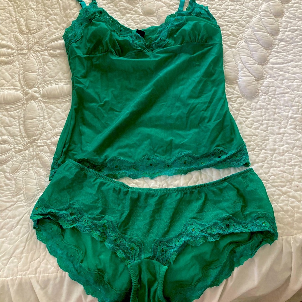 Beautiful matching sleep set w adjustable straps
